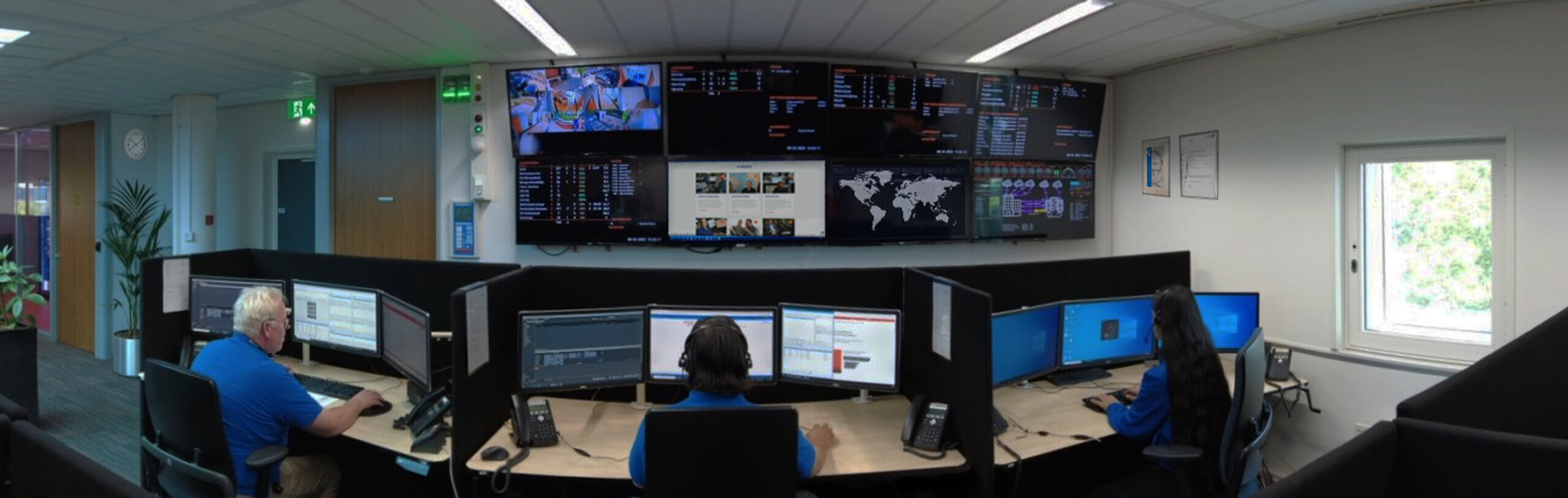 Een panoramabeeld van de particuliere alarmcentrale van VHD. Hier monitoren de medewerkers alarmmeldingen.