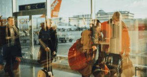 Mensen zijn net terug van hun reis of gaan nog op reis. Reizigers lopen met hun baggage.