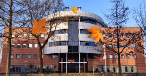 Het VHD bedrijfspand in de herfsttijd.